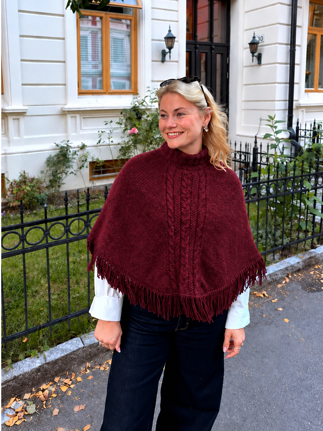 Eirins Fletteponcho Mørk Rød